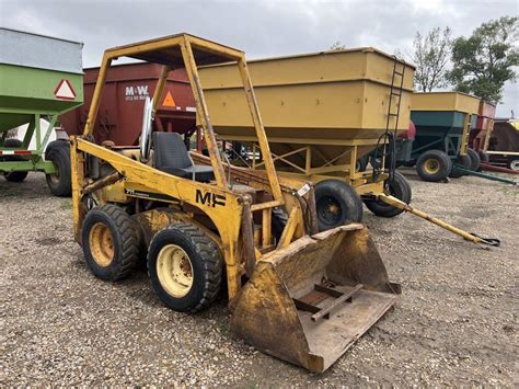 Massey Furg 711 skid Steer 